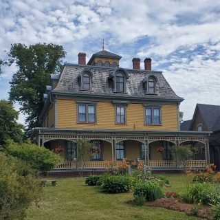 I was pleasantly surprised during a recent trip to PEI when I walked into Beaconsfield Historical House and saw walls beautifully adorned with the famous English textile designer William Morris's wallpaper. 

Such a treat!!!! 

Yes, I know, pattern nerd. 🤓 The history and design were also remarkable.😊

#williammorris 
#historicwallpaper 
#beaconsfield 
#princeedwardisland 
#canadianhistory